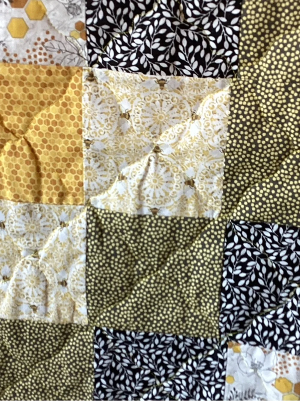 NWT. Hand Crafted Honey Bees Quilt
